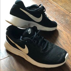Nike black/white womens size 7.5 tennis shoes